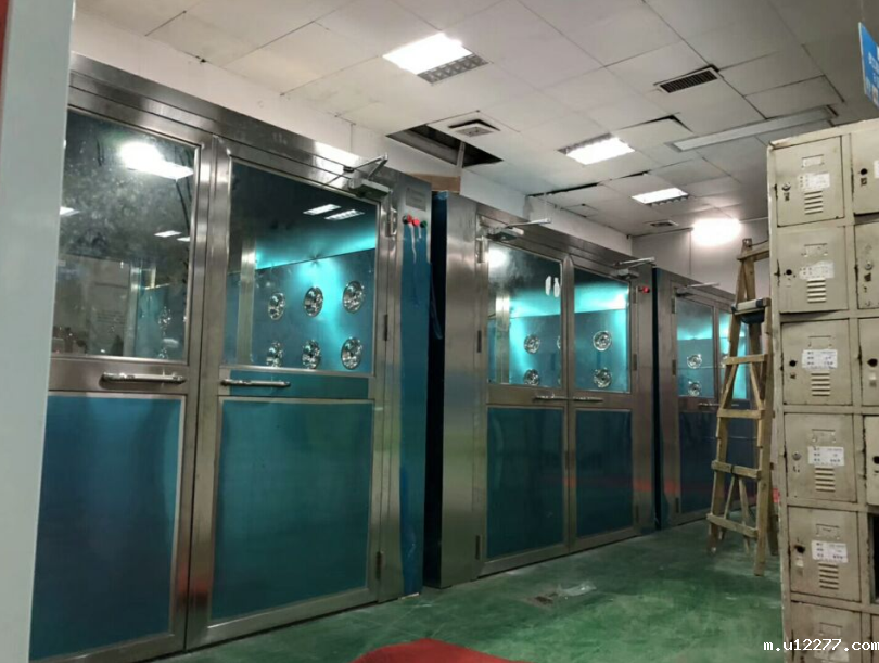风淋设备(又名必威游戏平台公司简介、风淋房、风淋门、空气吹淋室、风淋机之类)是人员进出无尘室所必需的通道 风淋设备(又名必威游戏平台公司简介、风淋房、风淋门、空气吹淋室、风淋机之类)是人员进出无尘室所必需的通道
